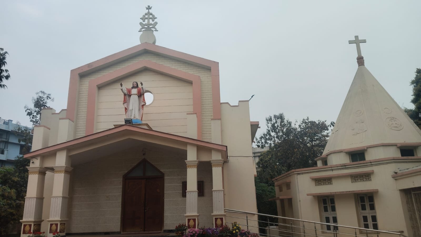 holy trinity church, captainganj